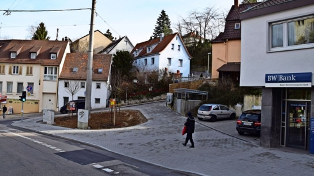 Dreiecksplätzle in Stuttgart-Kaltental: Bordsteinkante macht Reifen platt