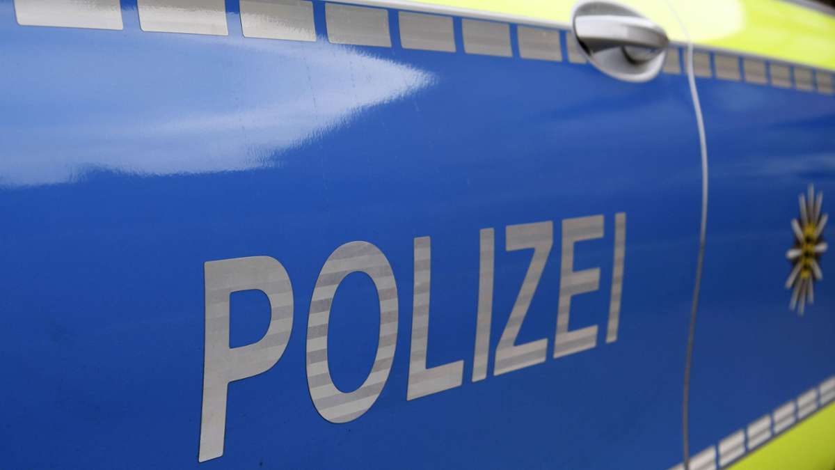 Fahrerflucht in Sindelfingen: Rollerfahrer beschädigt Streifenwagen in Sindelfingen