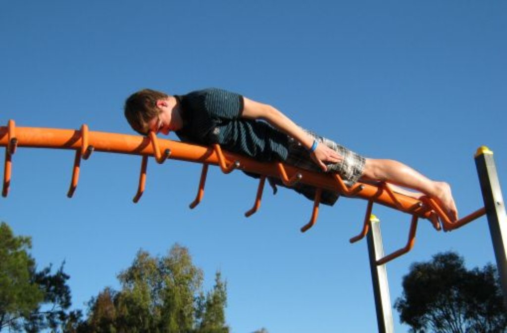 I wie Internetphänomene: Zum Beispiel Planking: Menschen posieren steif wie ein Brett an ungewöhnlichen Orten und lassen sich fotografieren.