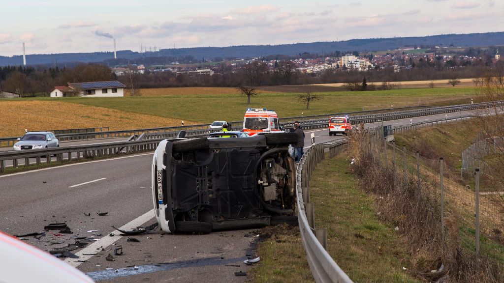 B313 bei Nürtingen: Sechs Verletzte bei zwei schweren Unfällen