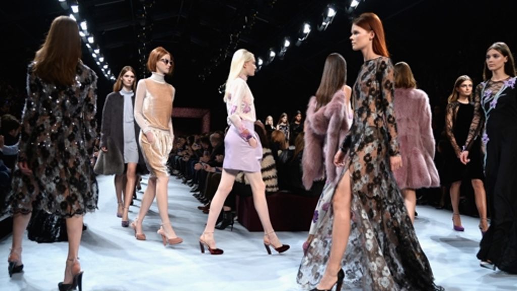  Kurze Röcke, flattrige Kleider und gedeckte Farben: Die Schauen von Nina Ricci und Lanvin lockten am Donnerstag Rihanna, Catherine Deneuve und Jessica Alba in Paris an den Laufsteg. 