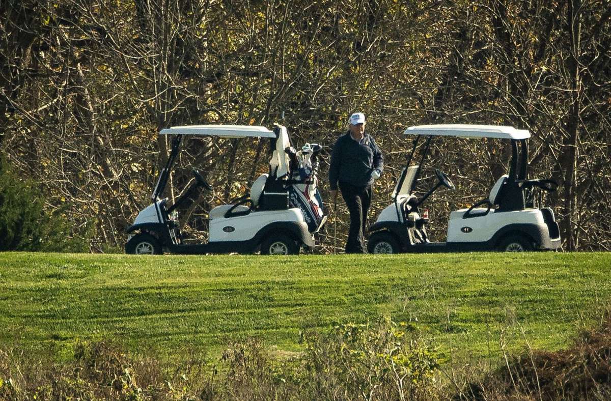 Trump war am Samstagvormittag vom Weißen Haus aus zu seinem Golfclub gefahren. Laut Reportern aus dem Begleittross des Präsidenten traf er dort gegen 10.40 Uhr Ortszeit ein.