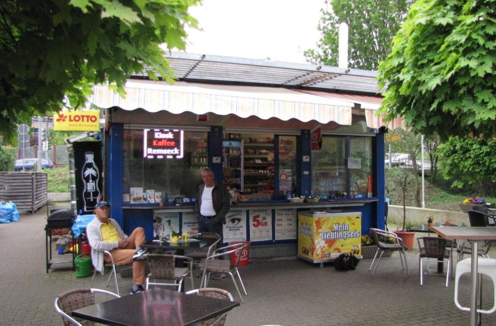 Mit Beginn des Fahrbetriebs startete ein Kiosk am Bahnhof. Neben Getränken, Snacks und Zigaretten werden dort auch Fahrkarten für die Stadtbahn verkauft.