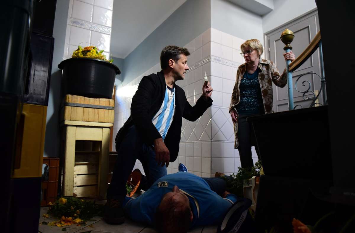 Neuhauser (Marcus Mittermeier) bringt kein vernünftiges Wort aus der Zeugin Birgel (Barbara de Koy) heraus, die die Leiche gefunden hat.