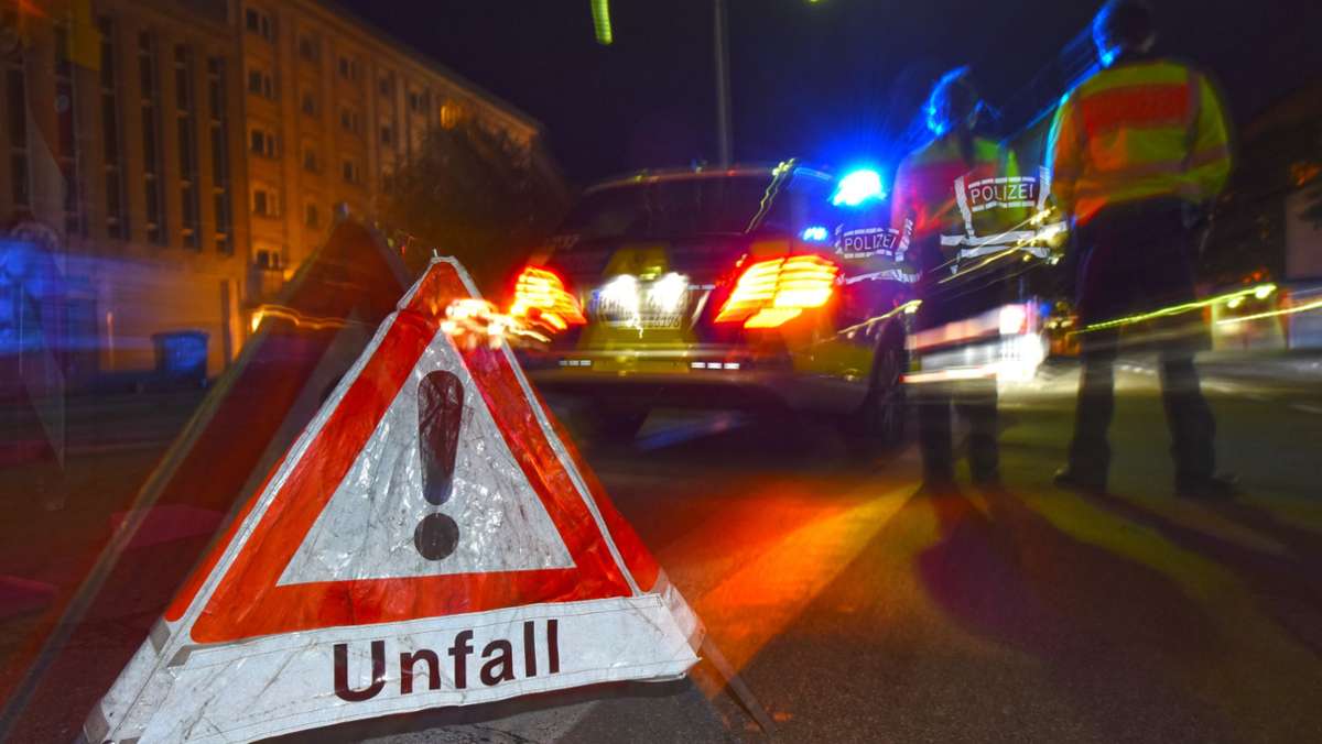  Ein alkoholisierter Autofahrer hat am Montagabend in Nürtingen (Kreis Esslingen) einen schadenträchtigen Unfall verursacht. 