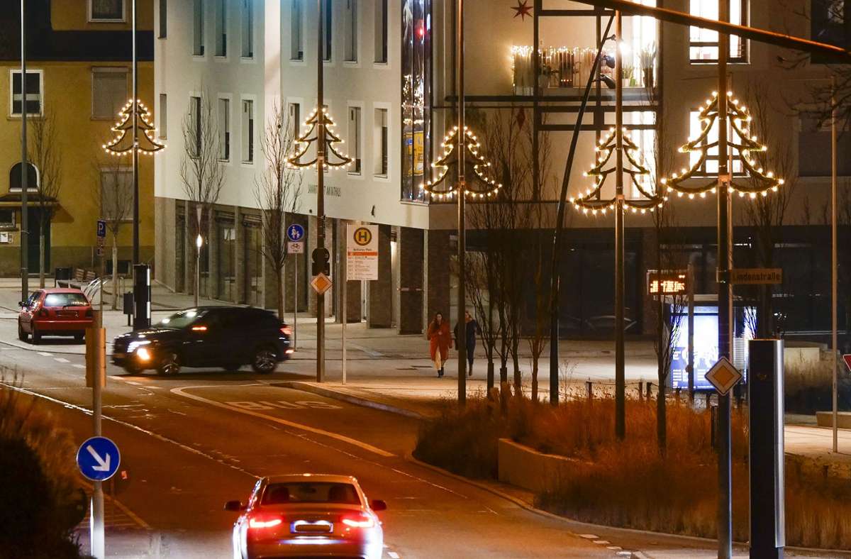 Leonberg: Die Stadt Leonberg wartet mit einer neuen Weihnachtsbeleuchtung auf - Christbäume an Laternenpfählen auf Höhe der Eltinger Straße.