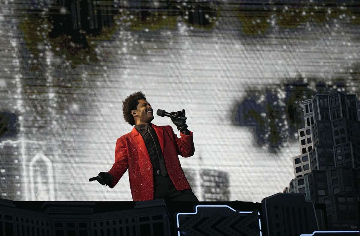 Medley im roten Glitzerjacket: The Weeknd bestritt die Halbzeitshow des Super Bowl.