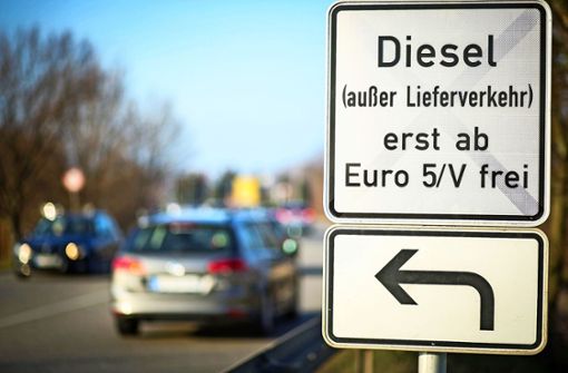 Von Montag an dürfen auch die Stuttgarter nicht mehr mit einem Dieselauto, dessen Schadstoffwert unter Euro 5 liegt, in der Stadt fahren. Foto: dpa