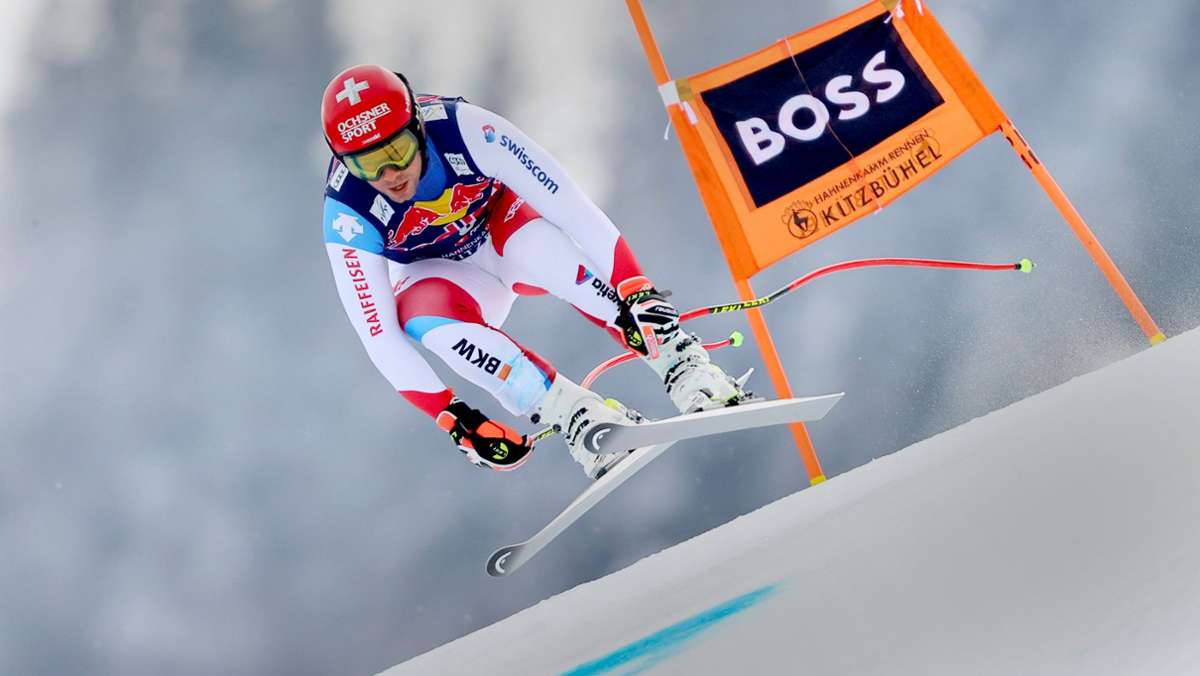  Der Schweizer Beat Feuz gewinnt die Abfahrt in Kitzbühel vor seinem Landsmann Marco Odermatt, der den alpinen Skiwinter dominiert. 