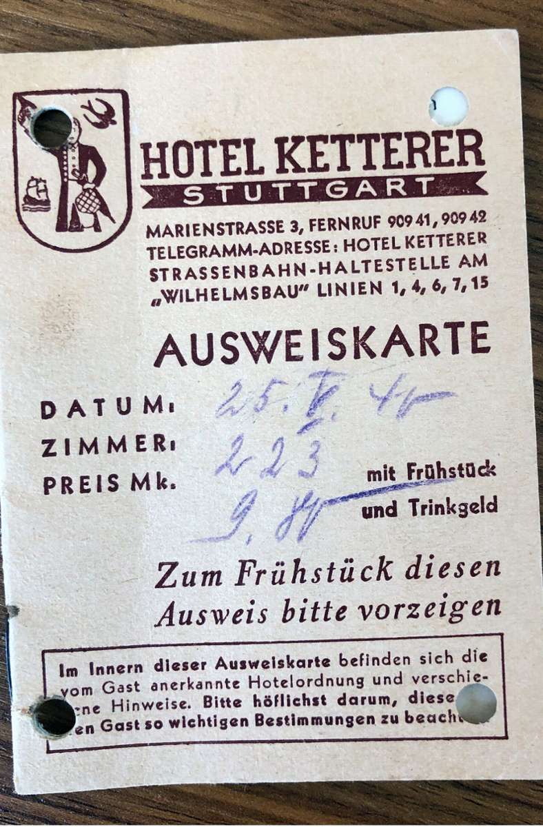 Eine Leserin brachte diese „Ausweiskarte“ vom Hotel Ketterer. Ihre Schwiegereltern hatten sich für die Hochzeitsnacht dort eingemietet. In dem Heftchen finden sich die Hausordnung sowie eine Liste von Sehenswürdigkeiten Stuttgarts.