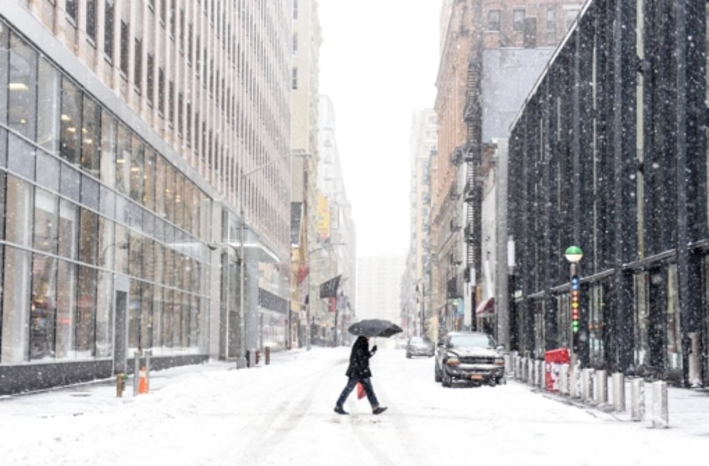 Für New York ist die Blizzardwarnung aufgehoben worden. Möglich sei allerdings noch ein Wintersturm.