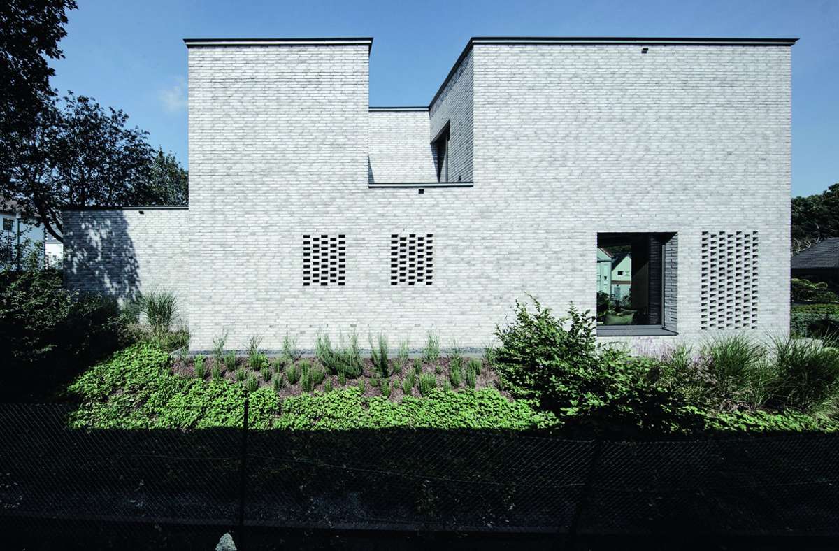 Helle Ziegelfassade: Haus S in Hürth im Rheinland. Das Wohnhaus wurde unter die „Häuser des Jahres 2021“ gewählt.