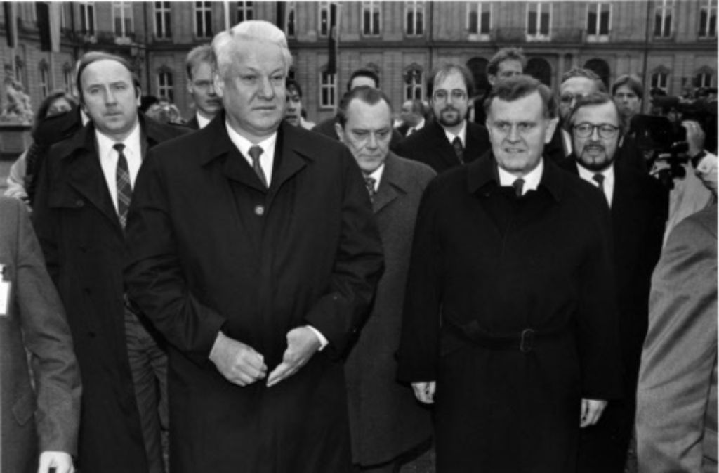 Der eiserne Vorhang ist schon vorher gefallen, Boris Jelzin kommt dennoch nicht zu spät und wird nicht vom Leben bestraft, wie sein Vorgänger Gorbatschow mit einem Spruch Geschichte schrieb. 1991 ist der russische Staatspräsident zu Besuch in der Stadt; nicht allein, sondern mit seiner Frau Naina und einer hundertköpfigen Delegation.