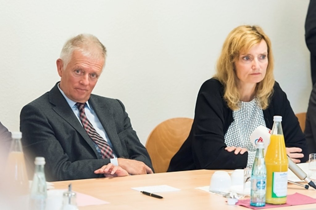 Stuttgarts Oberbürgermeister Fritz Kuhn besucht die neue Flüchtlingsunterkunft in Stuttgart-Plieningen. Sie trägt den Namen "Im Wolfer".
