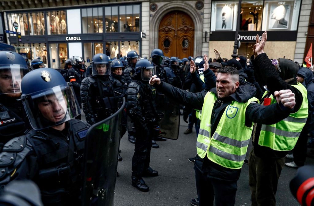 Auf der Prachtstraße Champs-Élysées kam es zu Spannungen zwischen Sicherheitskräften und Demonstranten, wobei auch Tränengas eingesetzt wurde.