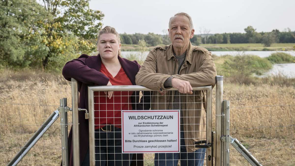 Ermitteln erstmals gemeinsam in der Episode „Schweine“ in der ARD-Krimiserie „Polizeiruf 110“: Kommissare Alexandra Luschke (Gisa Flake) und Karl Rogov (Frank Leo Schröder).