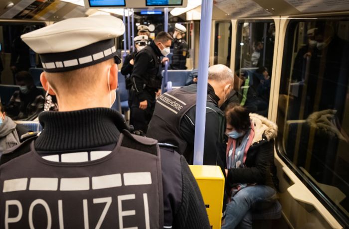 Stuttgarter OB wendet sich gegen Coronaregel im Land: OB Nopper: Maske in Bus und Bahn soll weg