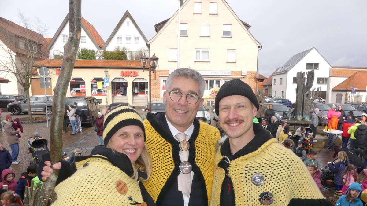 Der Rathausschlüssel ist weg: Vize-Schultes Klaus Finger (Mitte) mit den Weilemer Oberhexen Sandra Kretschmar und Pascal Bauer.