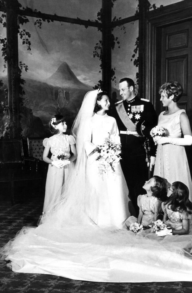 1968: Kronprinzessin Sonja und Kronprinz Harald von Norwegen beim offiziellen Hochzeitsfoto mit ihren Blumenkindern und der Brautjungfer im Königlichen Schloss. Nun feiern sie ihre Goldene Hochzeit.