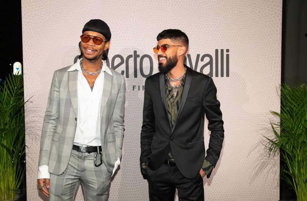 Die DJ’s VVarholla und Usman bin Latif passen stilistisch in das Schema der Roberto-Cavalli-Mode.
