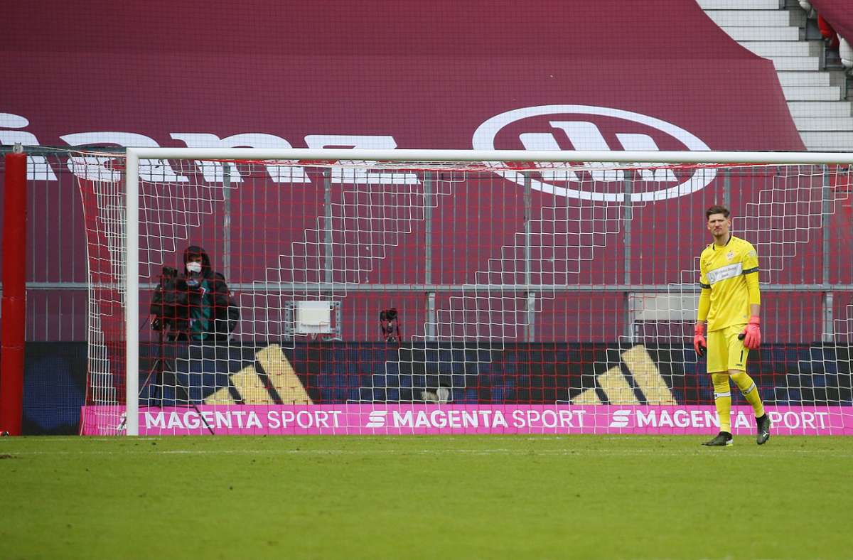 Auch das 4:0 kann VfB-Torhüter Gregor Kobel nicht verhindern. Lewandowski haut die Pille aus zwölf Metern mit voller Wucht rein.