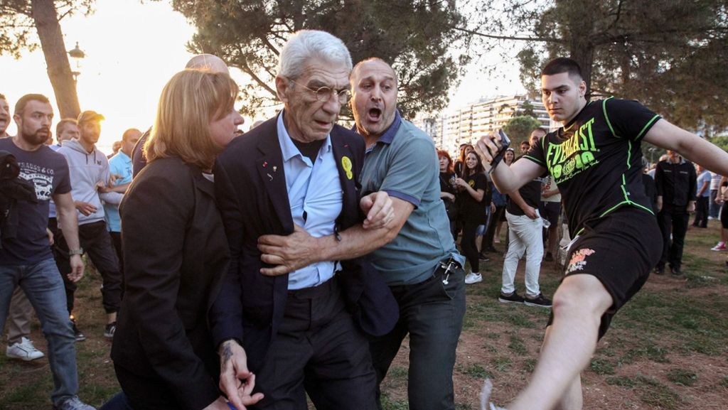  Bei einer Gedenkfeier wird der Bürgermeister Thessalonikis zu Boden gestoßen – und von mehreren Personen mit Schlägen und Tritten am ganzen Körper traktiert 