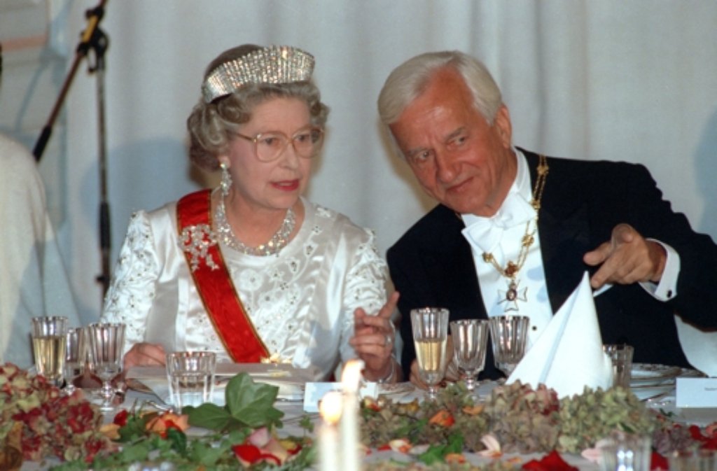 Königin Elizabeth II. und Bundespräsident Richard von Weizsäcker unterhalten sich während eines Festbanketts auf Schloss Augustusburg in Brühl am Abend des 19. Oktober 1992.