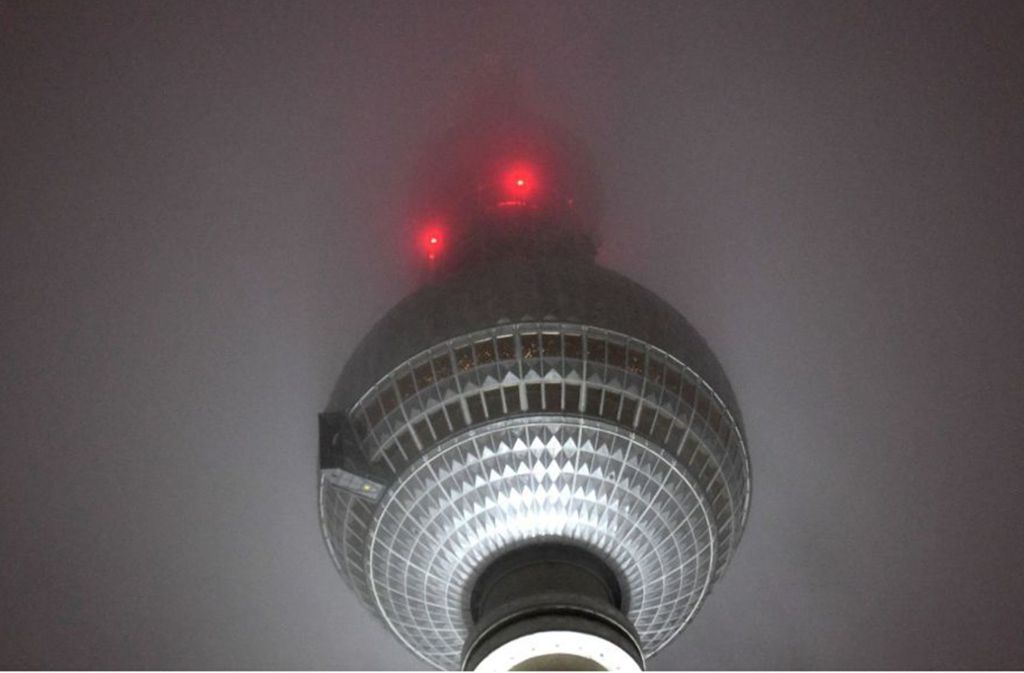 Dichter Nebel hüllt in Berlin den Fernsehturm ein.