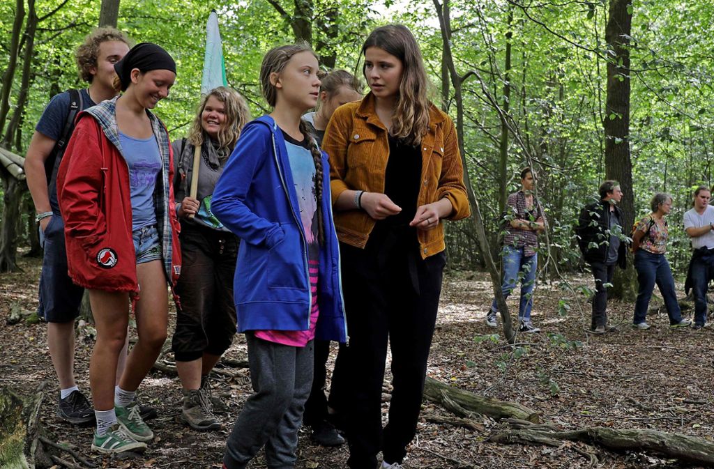 Greta Thunberg (Mitte) geht mit Aktivisten durch den Hambacher Forst.