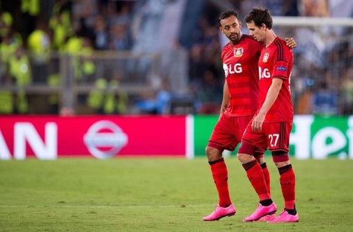 Bayer Leverkusens Karim Bellarabi (links) und Robbie Kruse verlassen nach der Champions-League-Partie gegen Lazio Rom enttäuscht den Rasen. Foto: dpa