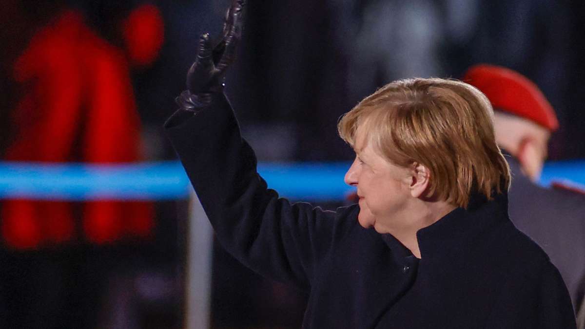  Angela Merkel zeigt sich bei der feierlichen Zeremonie zu ihrem Abschied gerührt. Auf Twitter zollten viele der scheidenden Kanzlerin Respekt – kommentierten den Zapfenstreich aber auch gewohnt süffisant. 