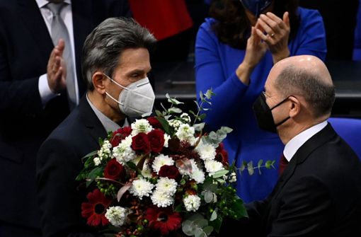 Blumen für Olaf Scholz: Der frisch gewählte Bundeskanzler bekommt von Rolf Mützenich einen Strauß überreicht. Foto: AFP/INA FASSBENDER