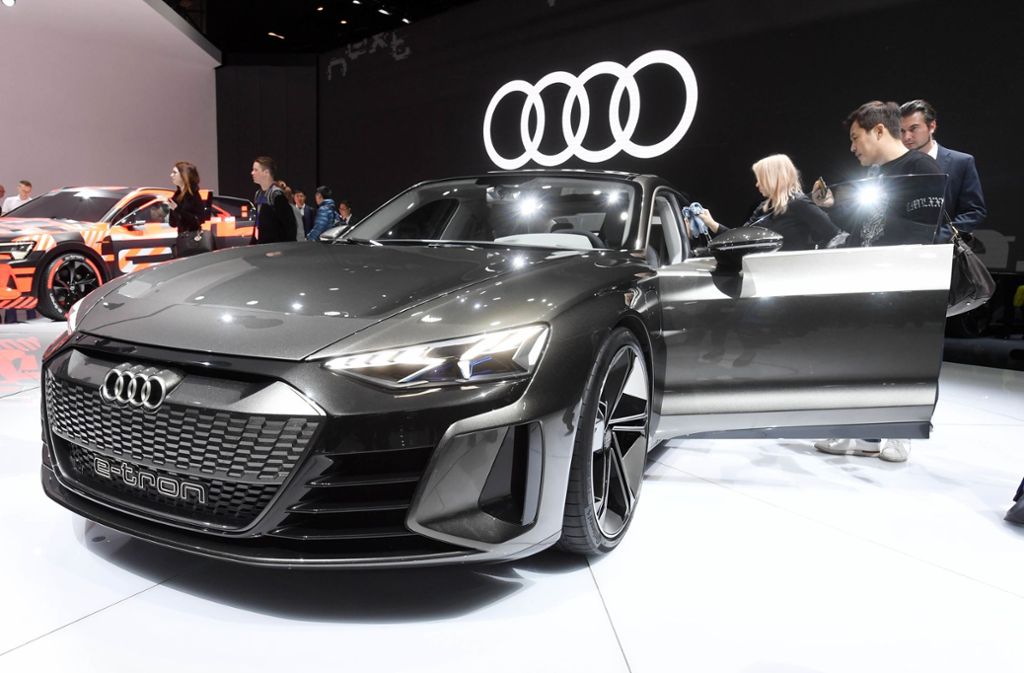 Audis elektrisch angetriebener e-tron GT soll Tesla Konkurrenz machen.