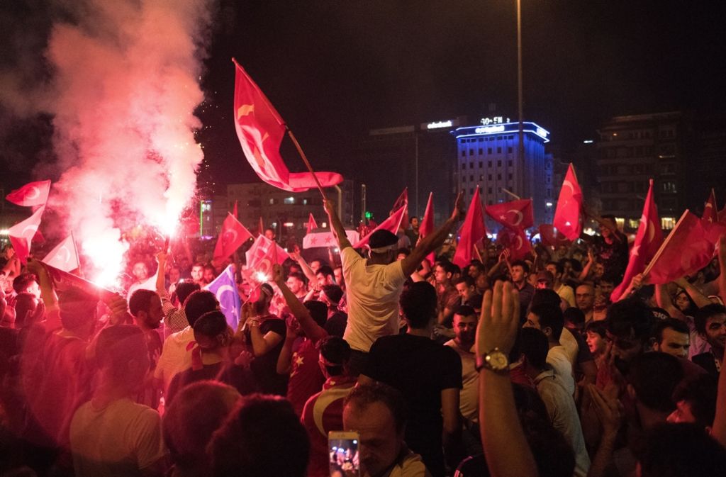 In der Nacht zum Samstag überschlagen sich die Ereignisse in der Türkei. Angehörige der Armee wollen die Macht im Land an sich reißen. Ein Überblick über die Ereignisse:
