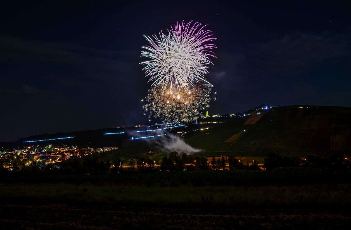 „Leuchtender Weinberg“ – unter diesem Motto steht ein noch vergleichsweise junges Feuerwerksspektakel, das am 30. Juli in Weinstadt die Sommerferien einläutet.
