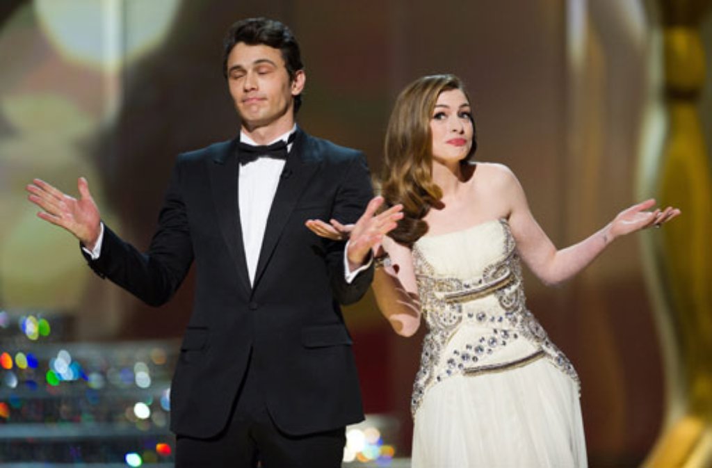 Ihre Entertainerqualitäten stellt Anne Hathaway auch bei der 83. Oscarverleihung im Jahr 2011 unter Beweis.