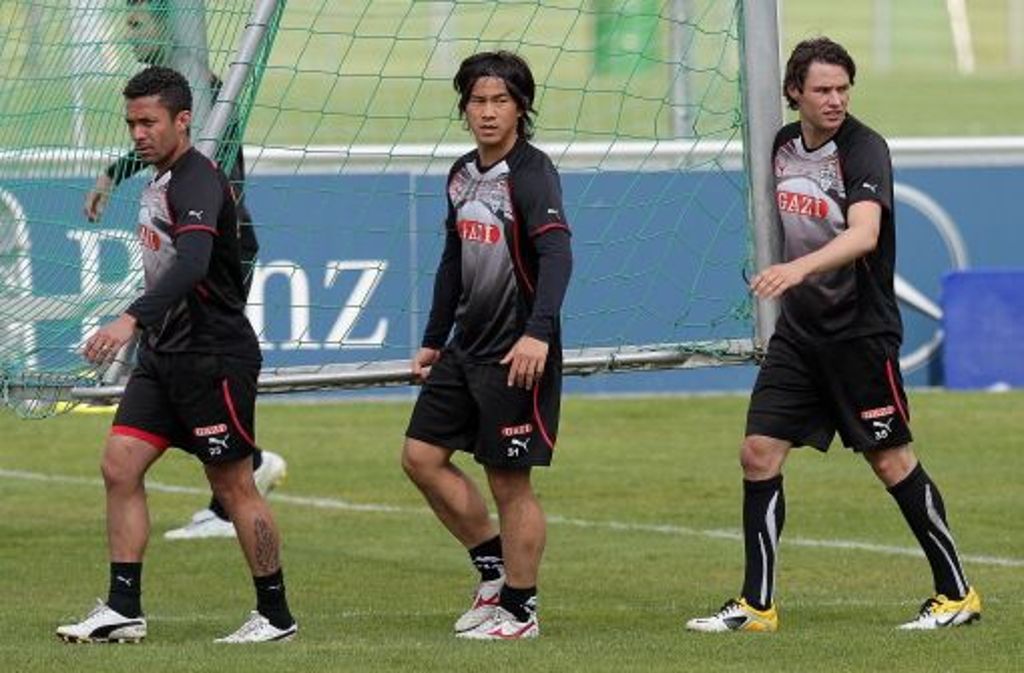 Bereiten das Training vor: Elson trägt mit Shinji Okazaki und Christian Träsch ein Tor aufs Spielfeld (von links).