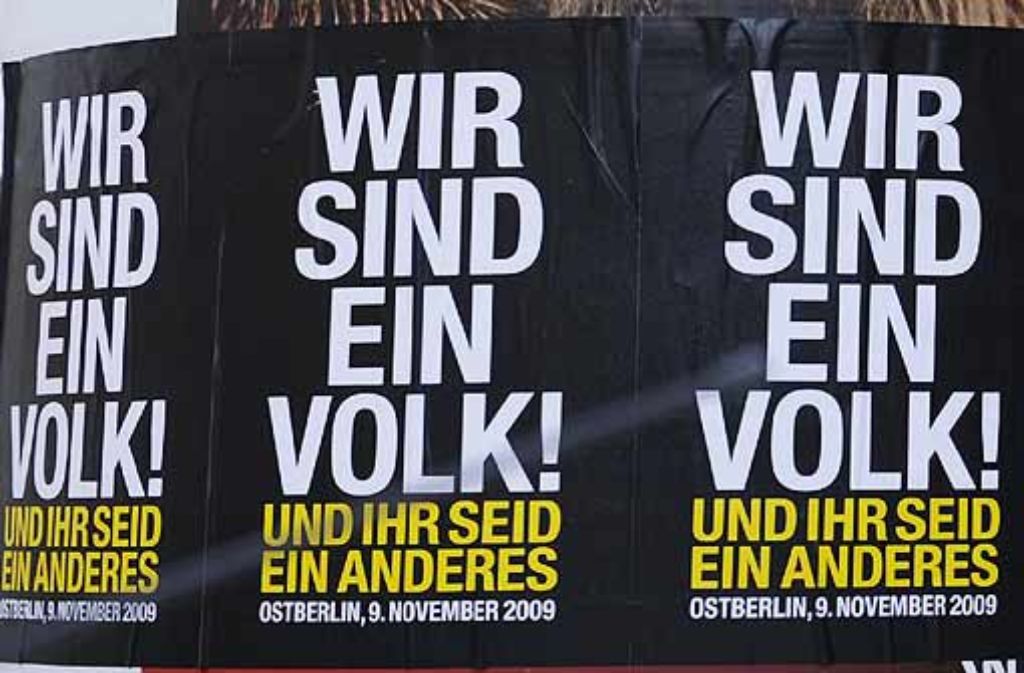 "Wir sind ein Volk. Und ihr seid ein anderes", ist auf diesem Plakat im Prenzlauer Berg zu lesen. Jüngst gipfelte die Kampagne gegen die Schwaben in einem Protestmarsch durch den Berliner Stadtteil.