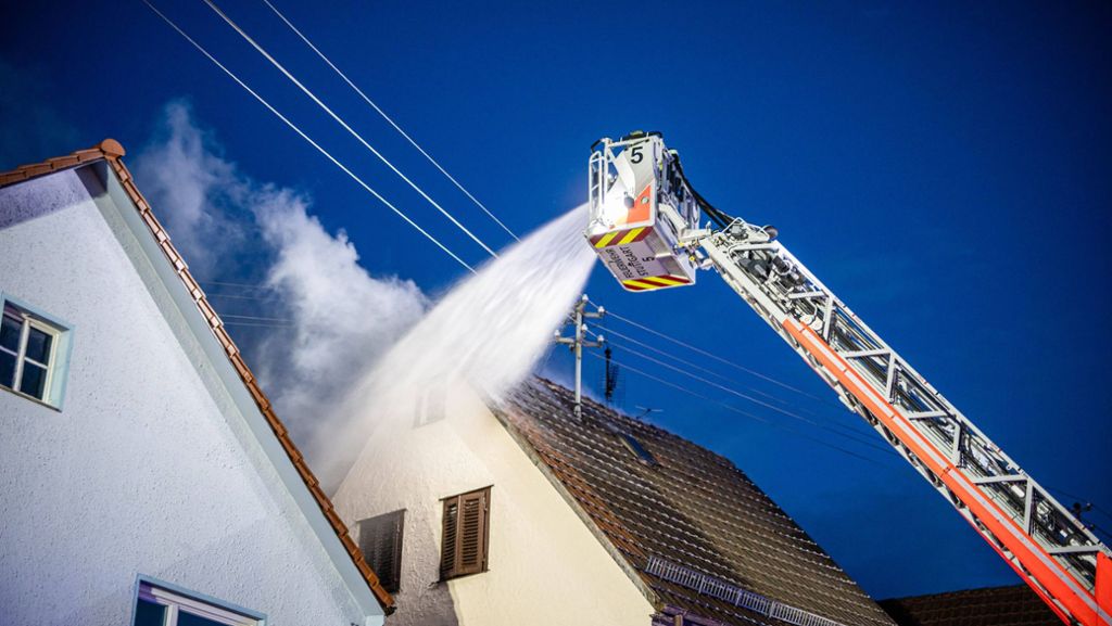 Brand in Stuttgart-Sillenbuch: Wohnung eines 73-Jährigen im Dachstuhl brennt aus