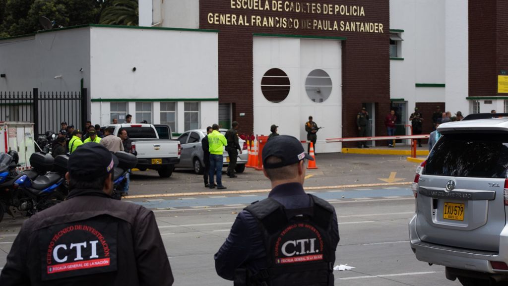  Zuletzt war es in dem Land friedlicher geworden, doch jetzt ist der Terror zurück in Bogotá. Ein Mitglied der linken ELN-Guerilla soll hinter dem Attentat stecken. Ob er auf Befehl oder eigenmächtig handelte, ist noch unklar. 