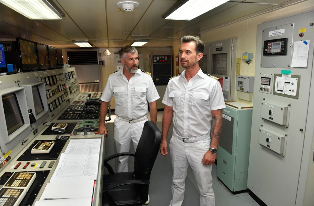 Staff-Kapitän Martin Grimm (Daniel Morgenroth, l.) hat das riskante Manöver des neuen Kapitäns Max Parger (Florian Silbereisen, r.) der Reederei gemeldet.