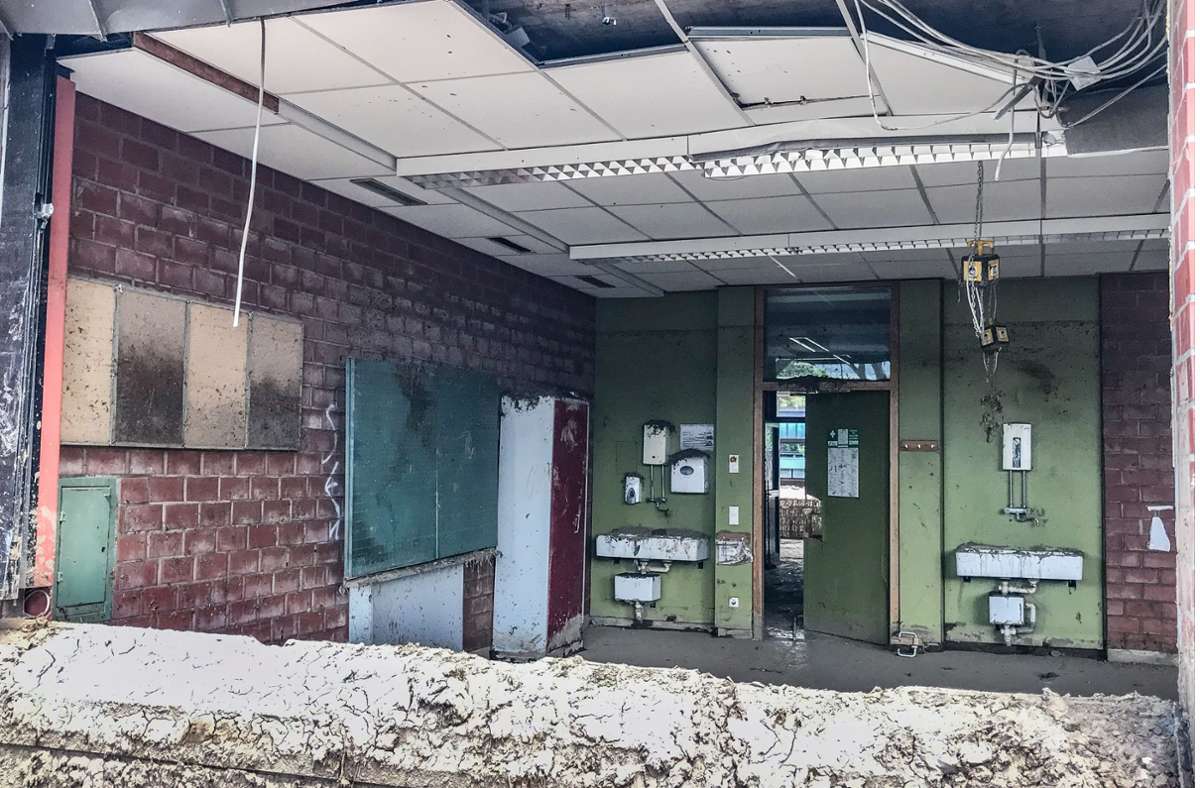 Blick durch die verschwundenen Fenster eines Klassenzimmers der Don-Bosco-Schule – die Schule liegt direkt an der Ahr.
