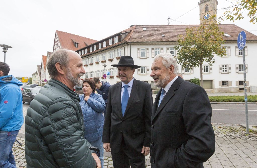 Der Künstler Waldemar Schröder (links) im Gespräch mit Otmar Heirich.