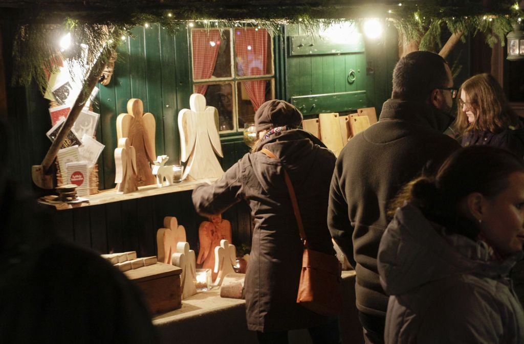 Ebenfalls am 1. Dezember findet von 13 bis 21 Uhr der Weihnachtsmarkt auf dem Ehninger Marktplatz statt.