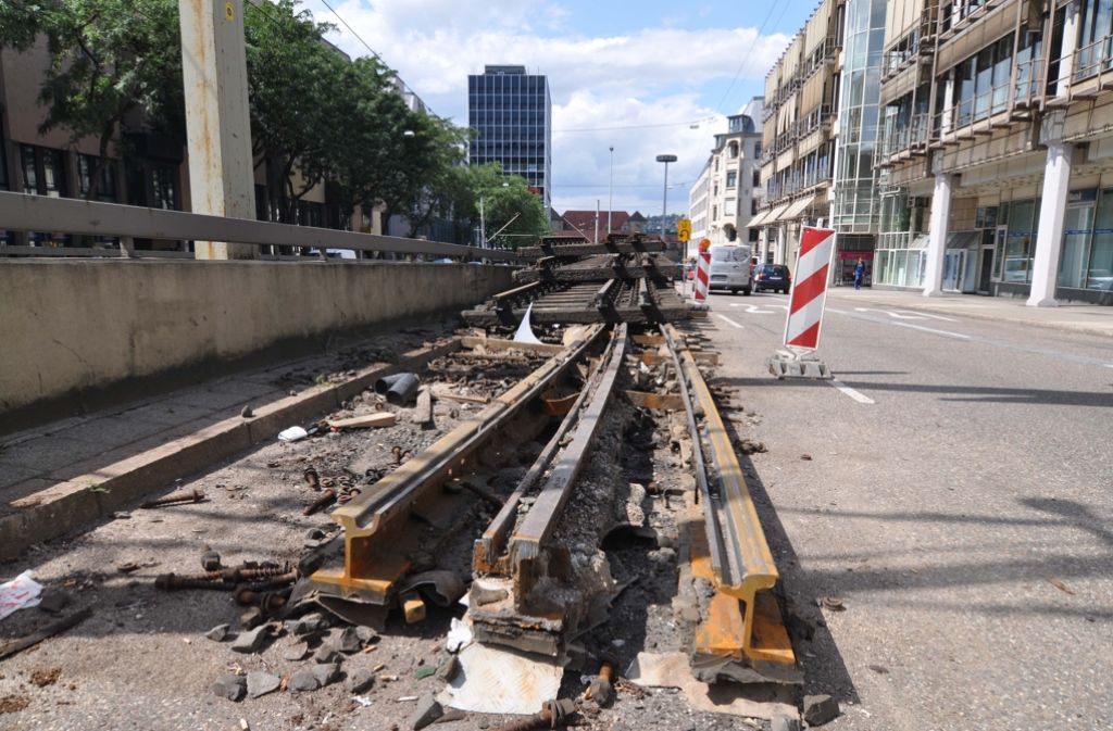Die Gleisüberfahrt zwischen Hohenheimer Straße und Alexanderstraße war während der Bauzeit gesperrt. Die Haltestelle Olgaeck wird zudem von Montag, 15. August, bis Montag, 29. August, verlegt.