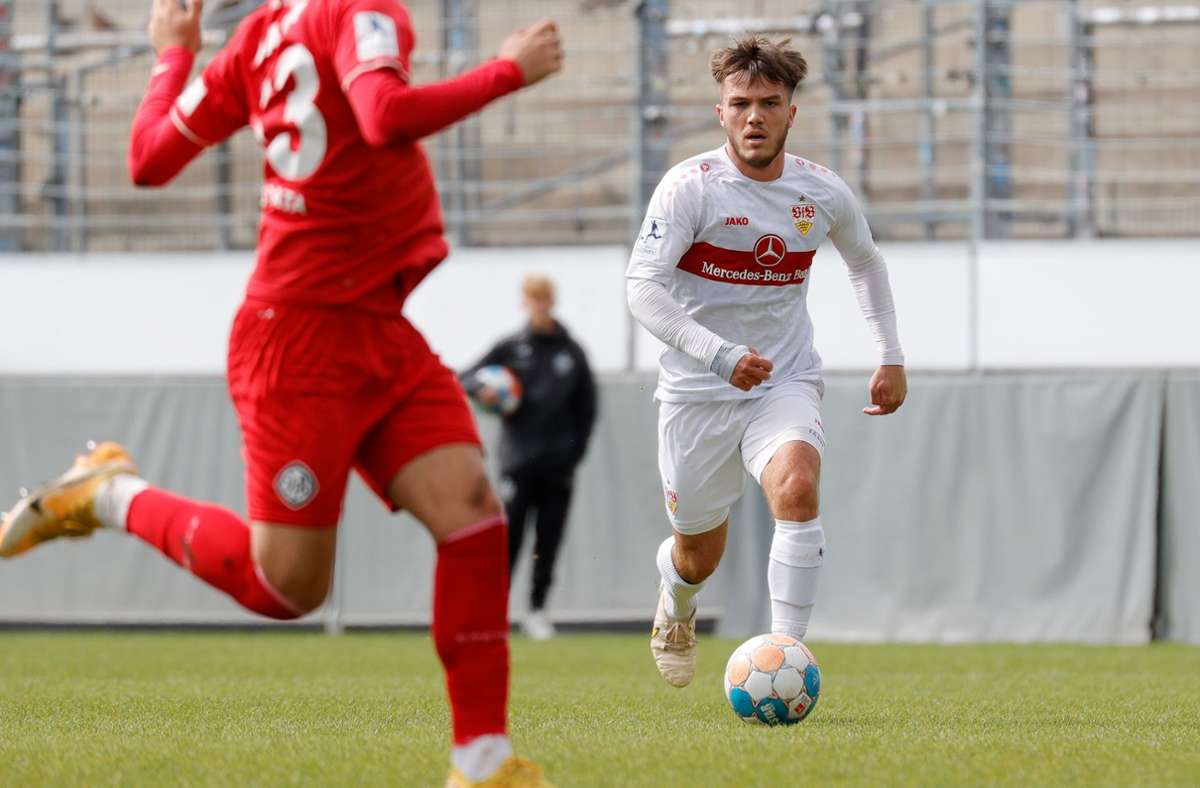 VfB-Spieler Lukas Laupheimer macht Dampf.