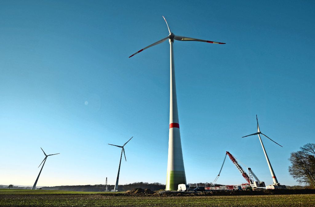 Bei Braunsbach entsteht ein Windpark mit mehreren Anlagen. Im Teilort Jungholzhausen hat nun ein Gericht eines der Windräder abschalten lassen. Foto: dpa