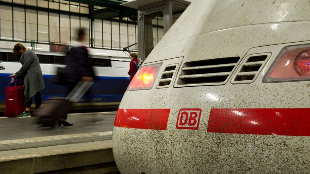 Strecke Stuttgart-Berlin: Fahrgäste müssen aus überfüllten ICE-Zügen steigen