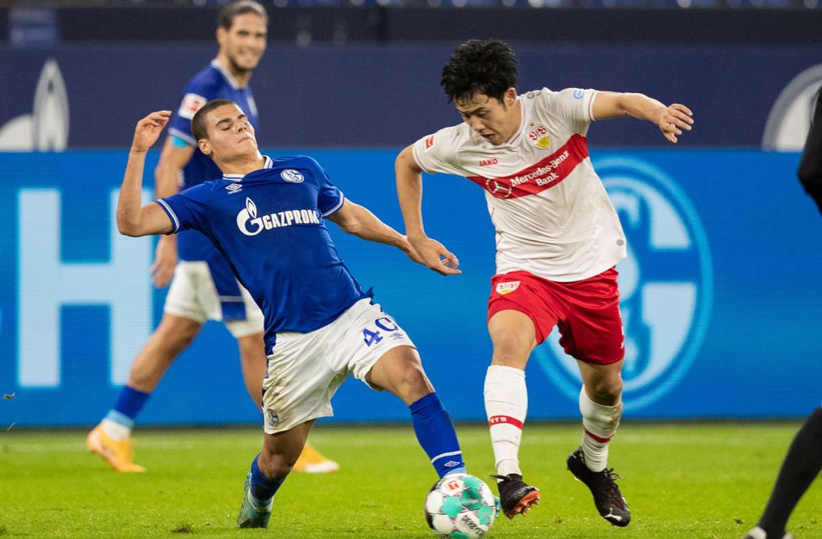 Wataru Endo (27) hat in dieser Saison noch keine Minute verpasst. Kaum zu glauben, dass der ballsichere Japaner (hier gegen Schalkes Can Bozdogan) erstmals in seiner Karriere in einer der großen europäischen Fußball-Ligen spielt.
