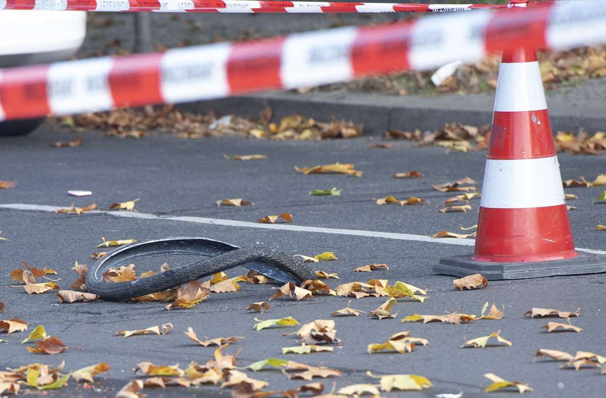 Eine Radfahrerin ist in Berlin-Wilmersdorf von einem Betonmischer überrollt und lebensgefährlich verletzt worden.